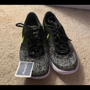 EUC Nike Boys Size 4 Sneakers